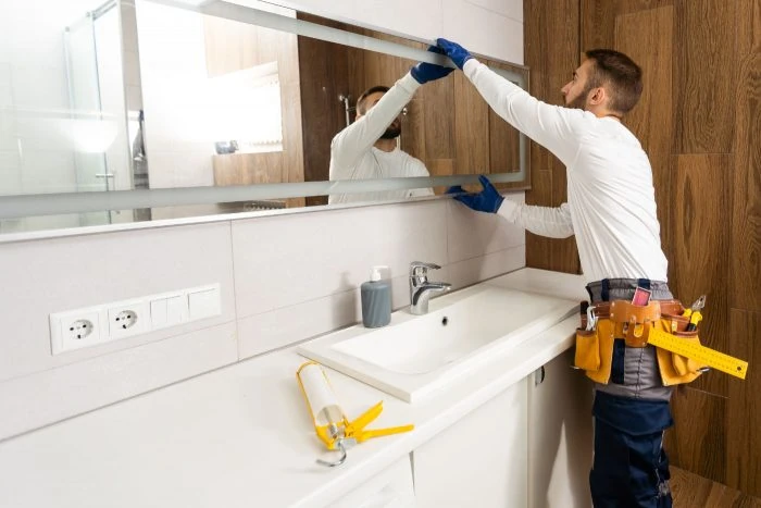 Badezimmer in der Fertigstellung durch einen Handwerker