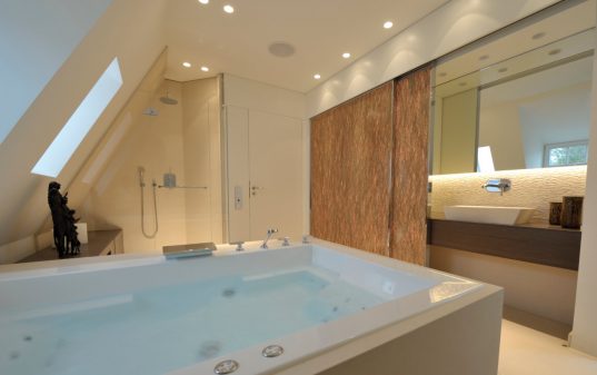 Badezimmer mit Whirlpool