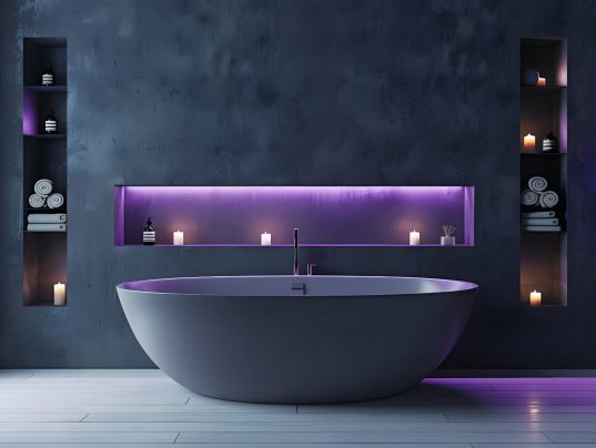 Badezimmer mit extravagantem Lichtkonzept