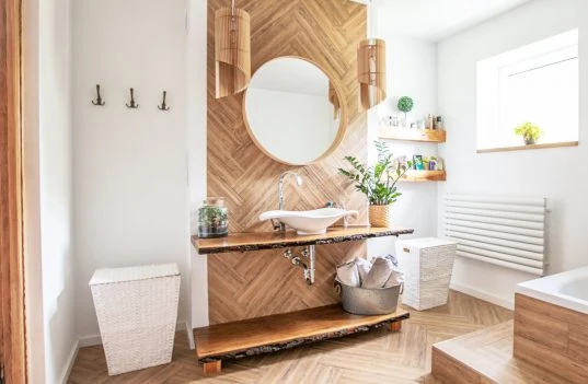 Badezimmerinterieur aus Holz