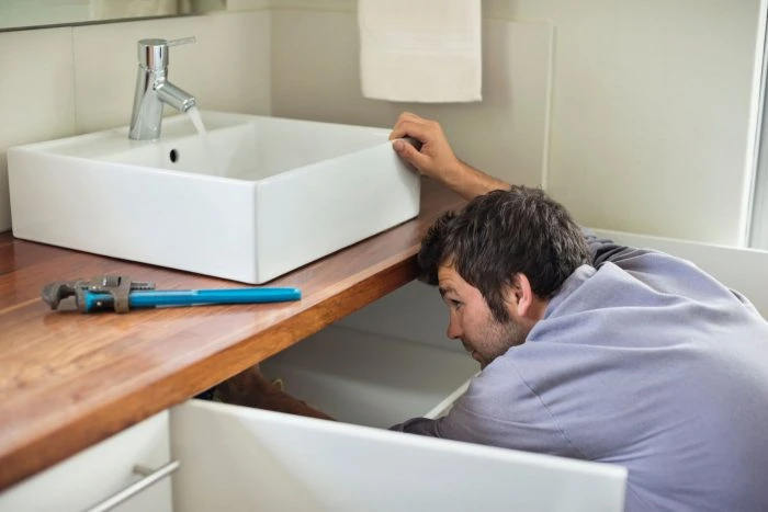 Handwerker bei der Endmontage des Waschbecken