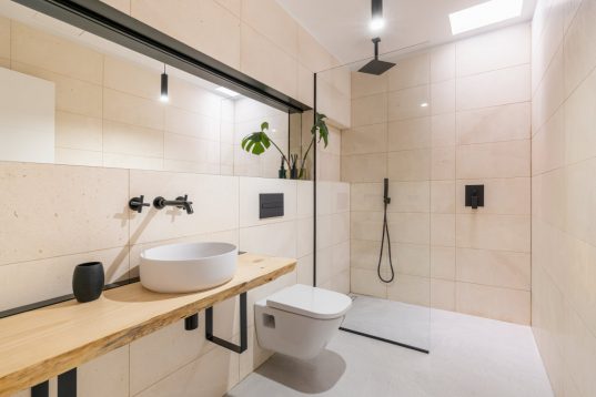 Moderne Walk-in-Dusche ist schicker und sicherer