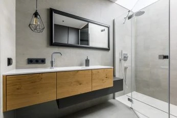 Modernes Badezimmer mit Glasdusche