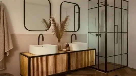 Badezimmer in edler Holzoptik