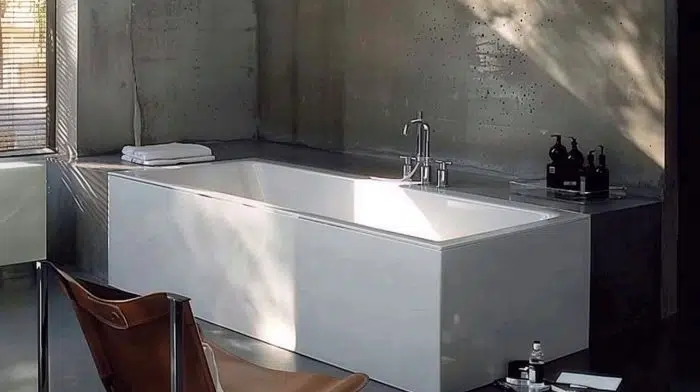 Neues Badezimmer mit weißer Badewanne